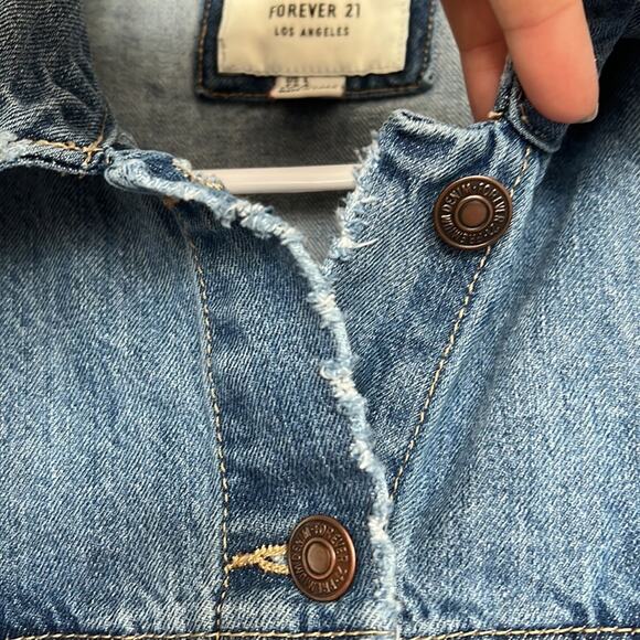 Forever 21 Women’s Blue Medium Wash Distressed Button Up Denim Jacket Size L‎ - Picture 4 of 13